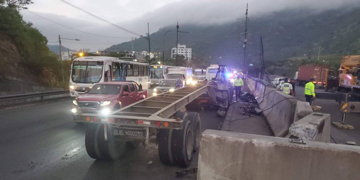 Un camión se estrelló contra un muro en la Vía Perimetral, en Guayaquil, y terminó incendiándose