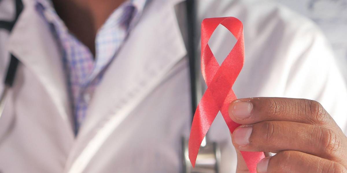 Las personas con VIH envejecen antes por la propia infección y no por el tratamiento, según un estudio