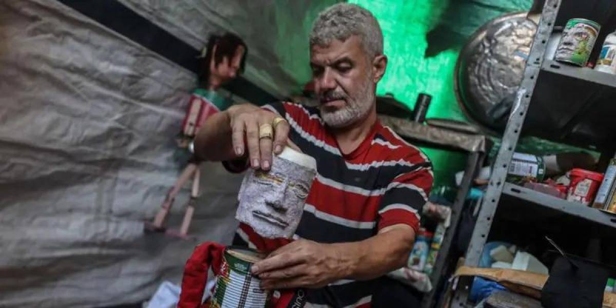 “Creo vida, esperanza y alegría de los escombros de la guerra”: la encomiable tarea del titiritero de Gaza que con sus marionetas alivia el dolor de los niños palestinos