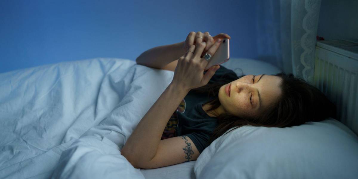El 83 % de los jóvenes usa las pantallas antes de dormir y el 84 % presenta algún síntoma de insomnio