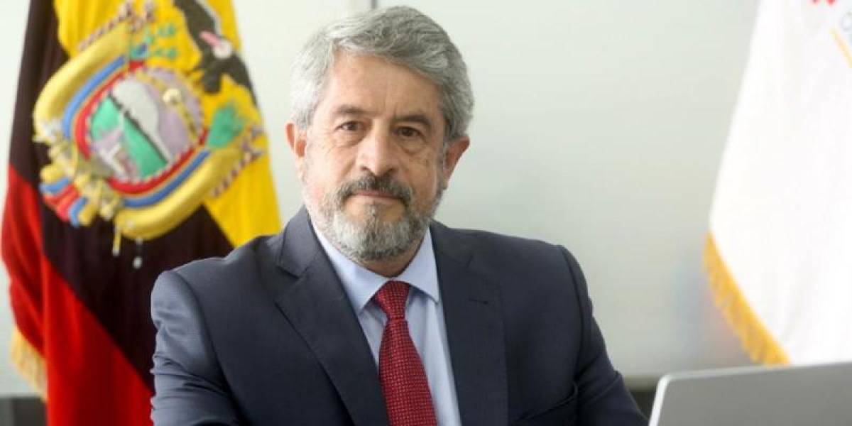 José Ruales, exministro de Salud, desmiente a Daniel Noboa sobre la adquisición de ambulancias