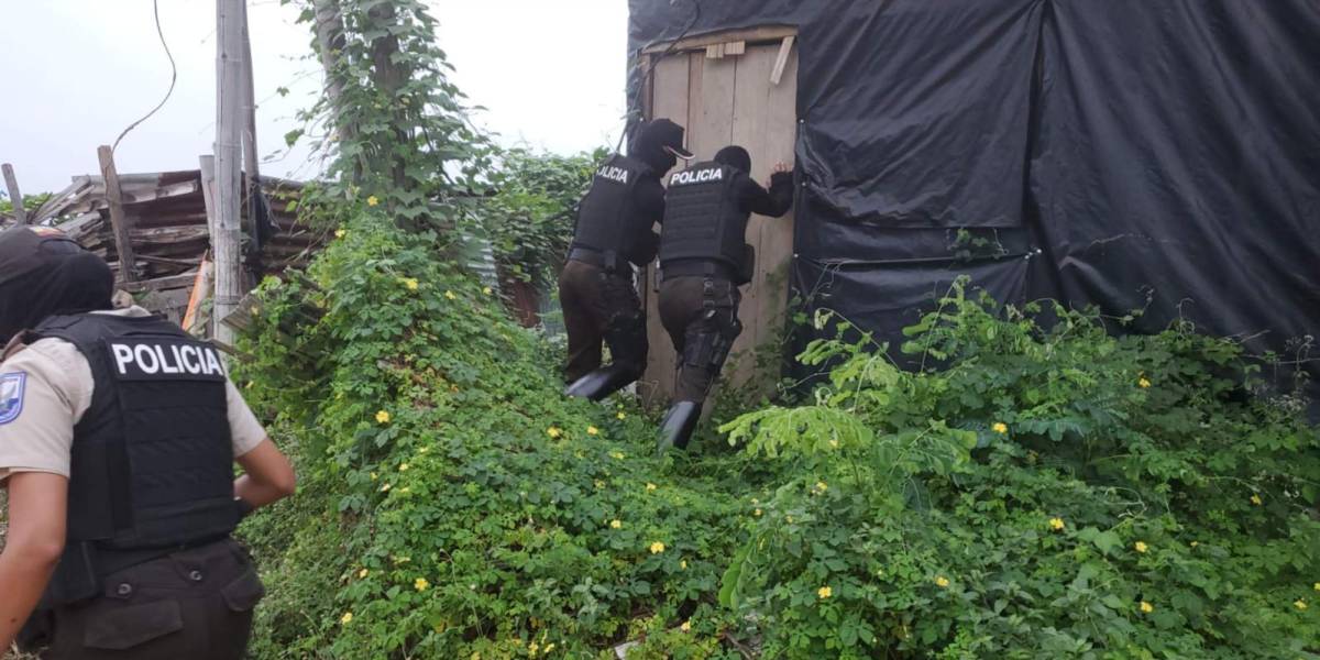 La policía busca recuperar 40 viviendas tomadas por delincuentes en el noroeste de Guayaquil