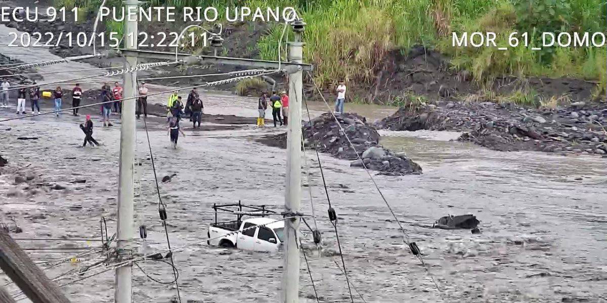 Desbordamiento de río Upano: una camioneta se quedó atrapada