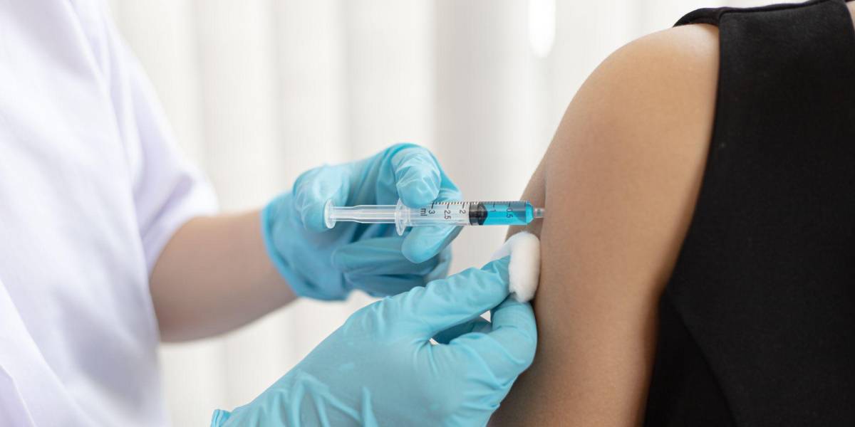 Cómo funcionan las vacunas contra el cáncer que son parte de un ensayo en Reino Unido, España y otros países de Europa