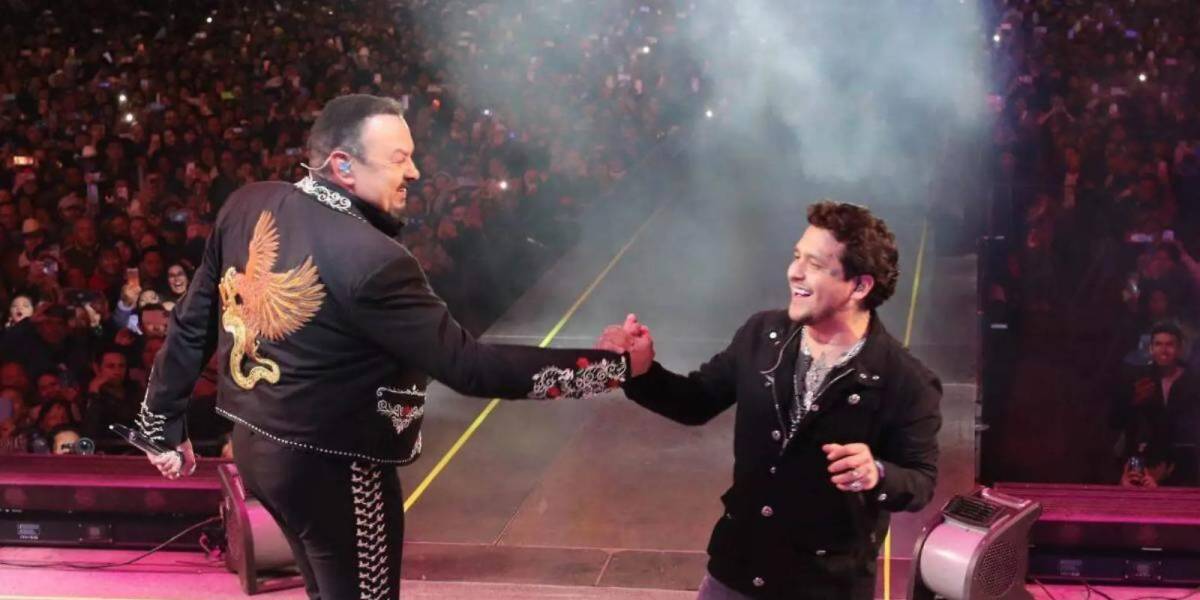 Christian Nodal y Pepe Aguilar sorprenden al público al cantar juntos por primera vez en un emotivo concierto