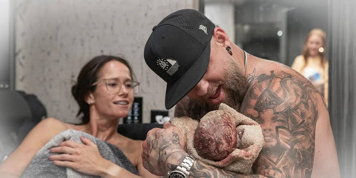 El cantante Brantley Gilbert abandonó un show al enterarse que su esposa daba a luz en pleno autobús de la gira musical