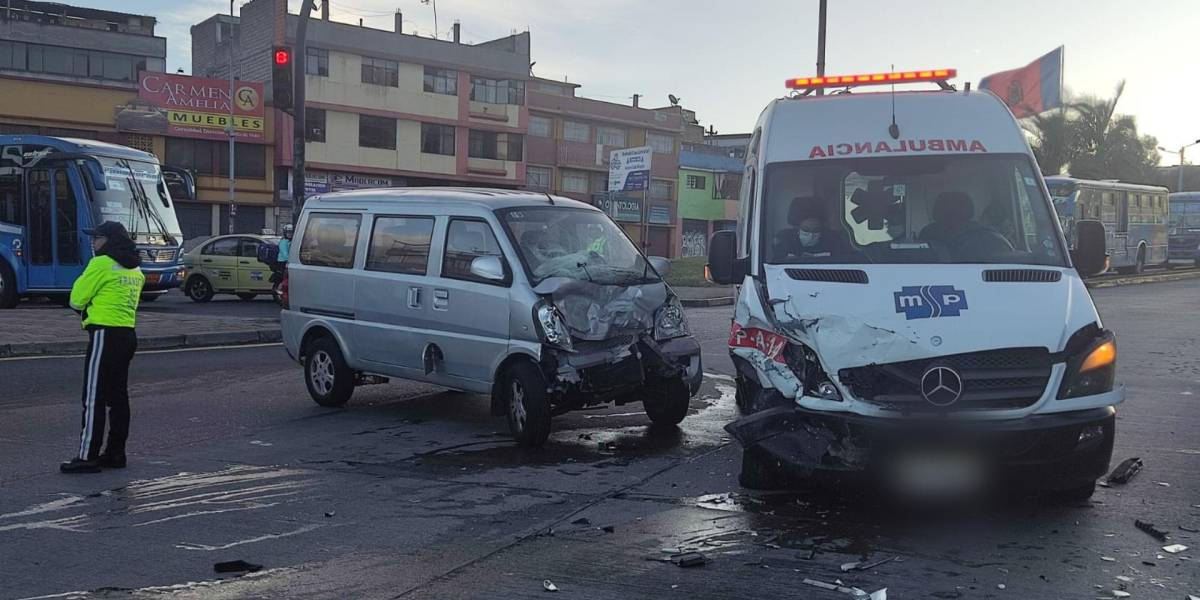 Quito: una ambulancia sufrió un choque en Chimbacalle