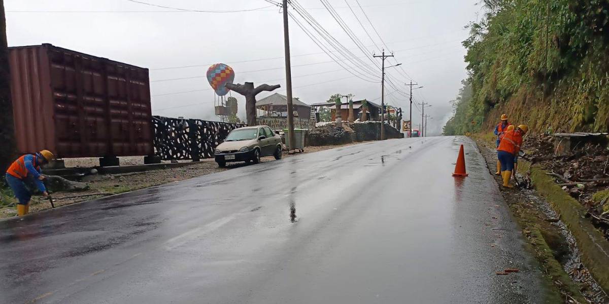 La vía Baños - Puyo fue cerrada debido a varios deslaves por las lluvias