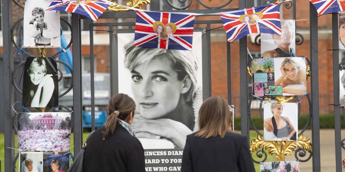 Fanáticos de la princesa Diana realizan un homenaje afuera del Palacio de Kensington en el aniversario 27 de su muerte