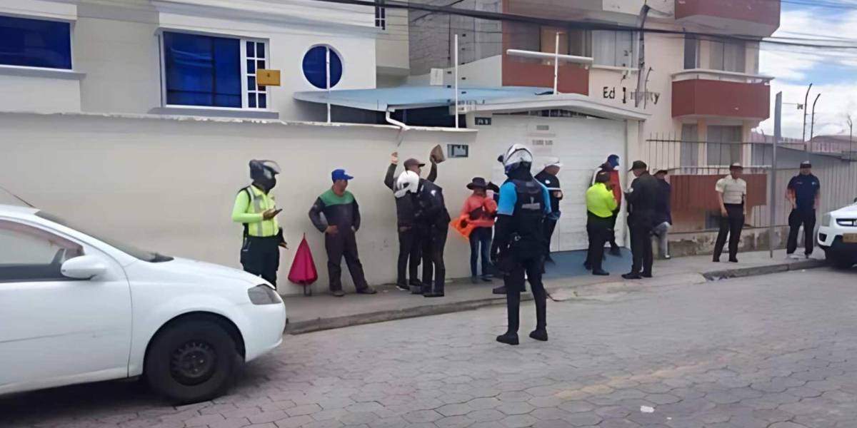 Los foqueros son un riesgo en las afueras de los centros de revisión técnica vehicular, en Quito