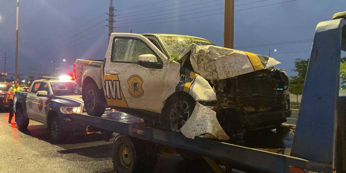 El conductor de una camioneta se estrelló contra un poste de alumbrado público en la vía a Samborondón