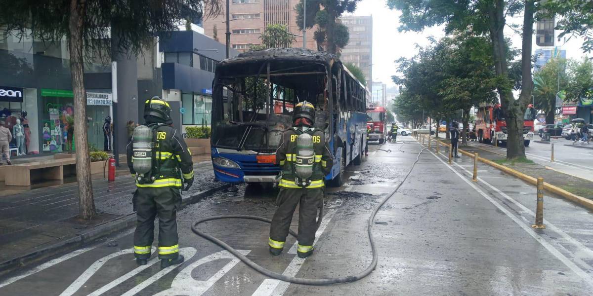 Quito | Un bus se incendió sobre la avenida Colón; el paso vehicular fue suspendido