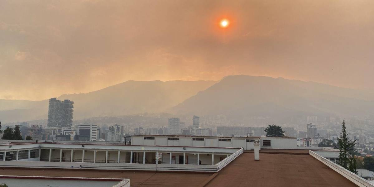 El Municipio espera apagar los incendios forestales hasta el jueves; el humo cubre el cielo de Quito