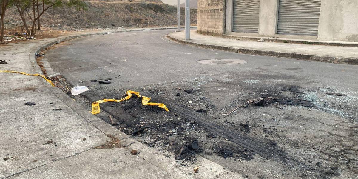 Un cadáver desmembrado fue hallado dentro de un carro incinerado en Guayaquil