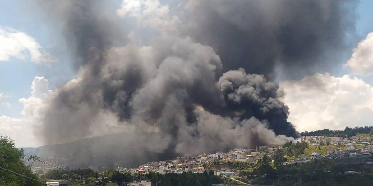 Un fallecido y tres heridos tras siniestro de tanquero que provocó una inmensa columna de humo en Quito