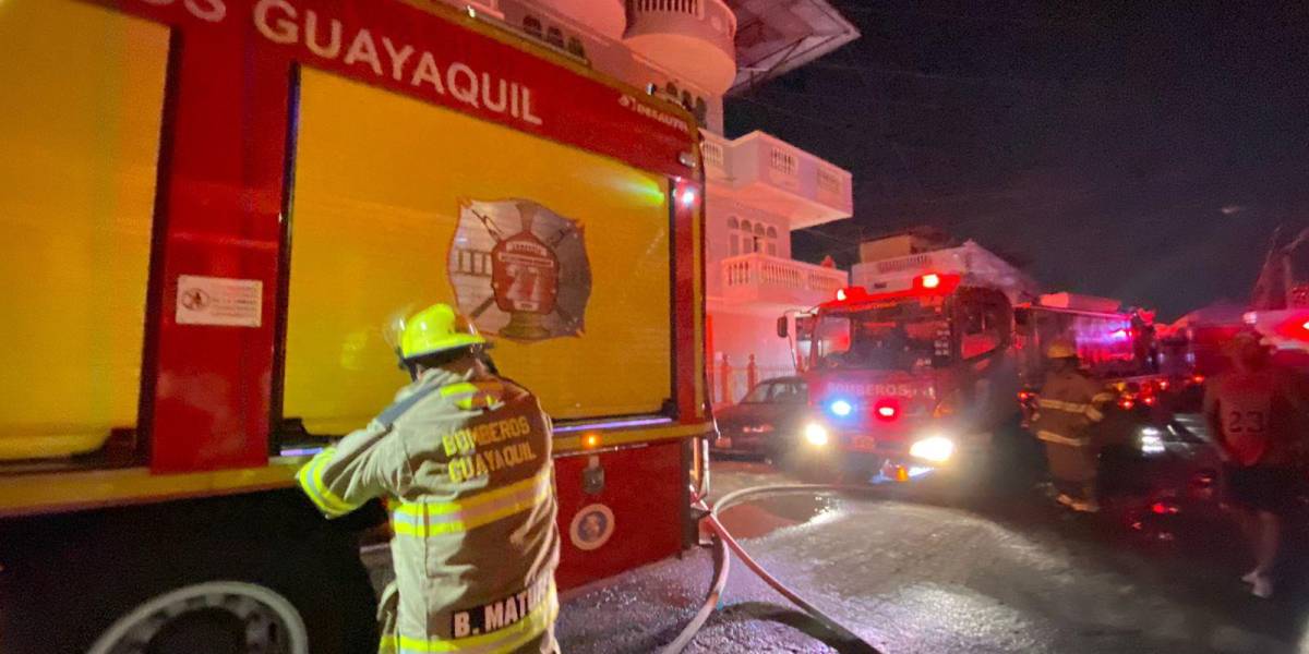 Tres familias afectadas por el incendio de una casa en el sur de Guayaquil