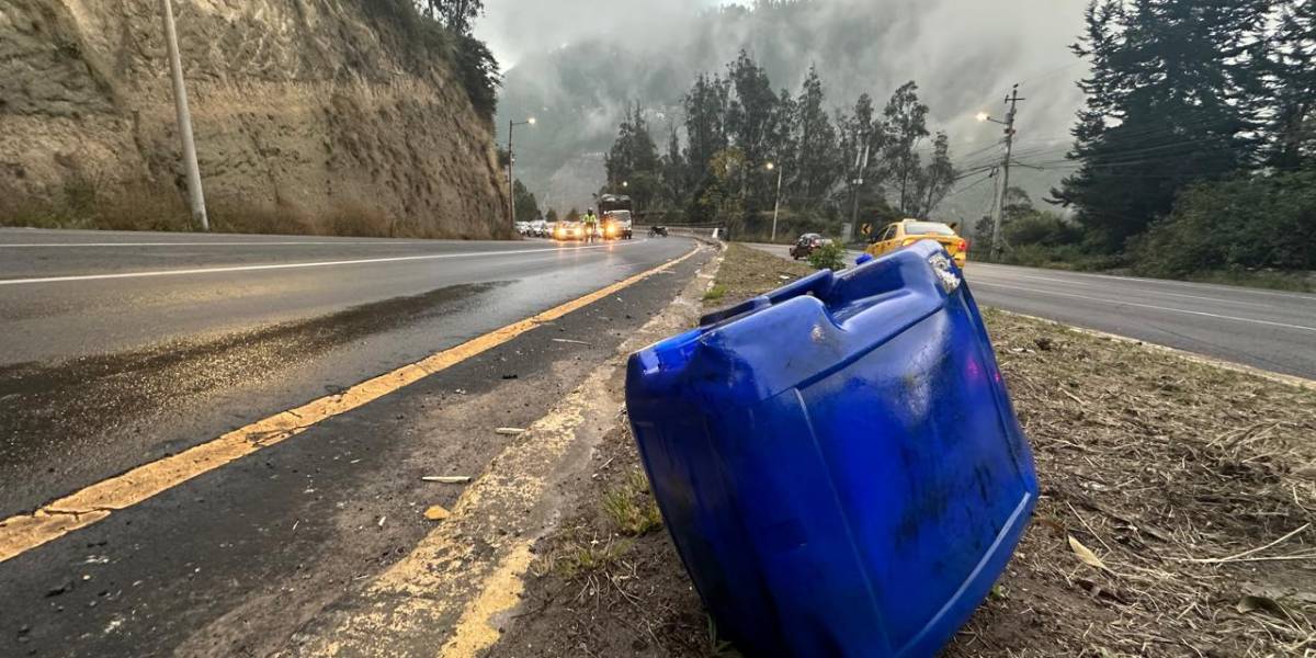 Quito: Diésel derramado provoca siniestro múltiple de tránsito en la avenida Simón Bolívar