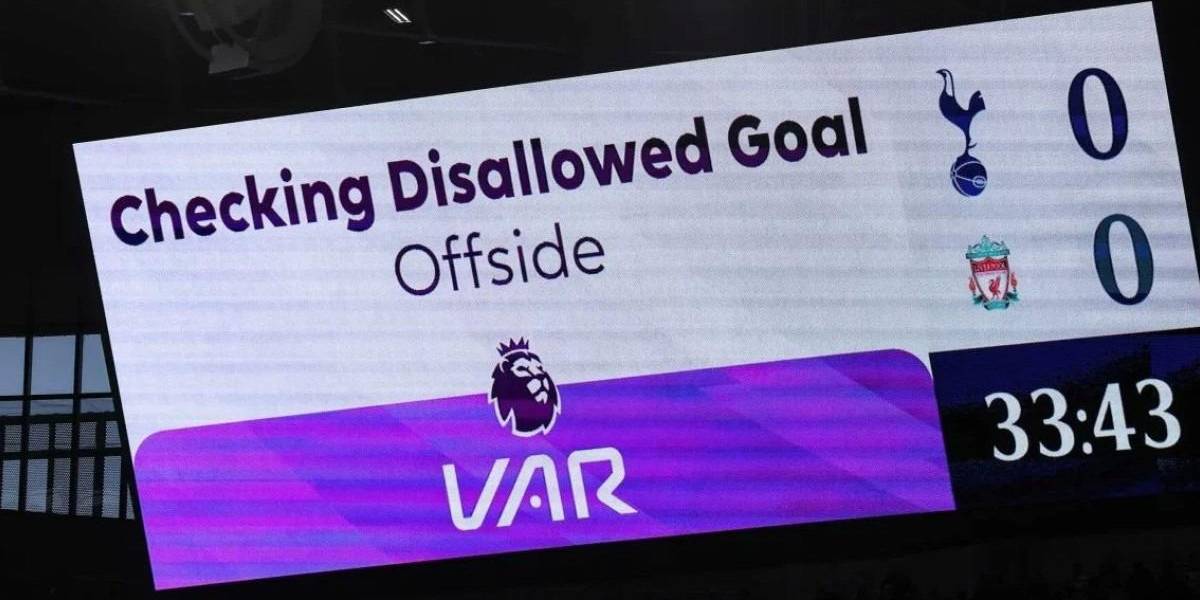 Clubes de la Premier League mantendrían el VAR pese a errores arbitrales