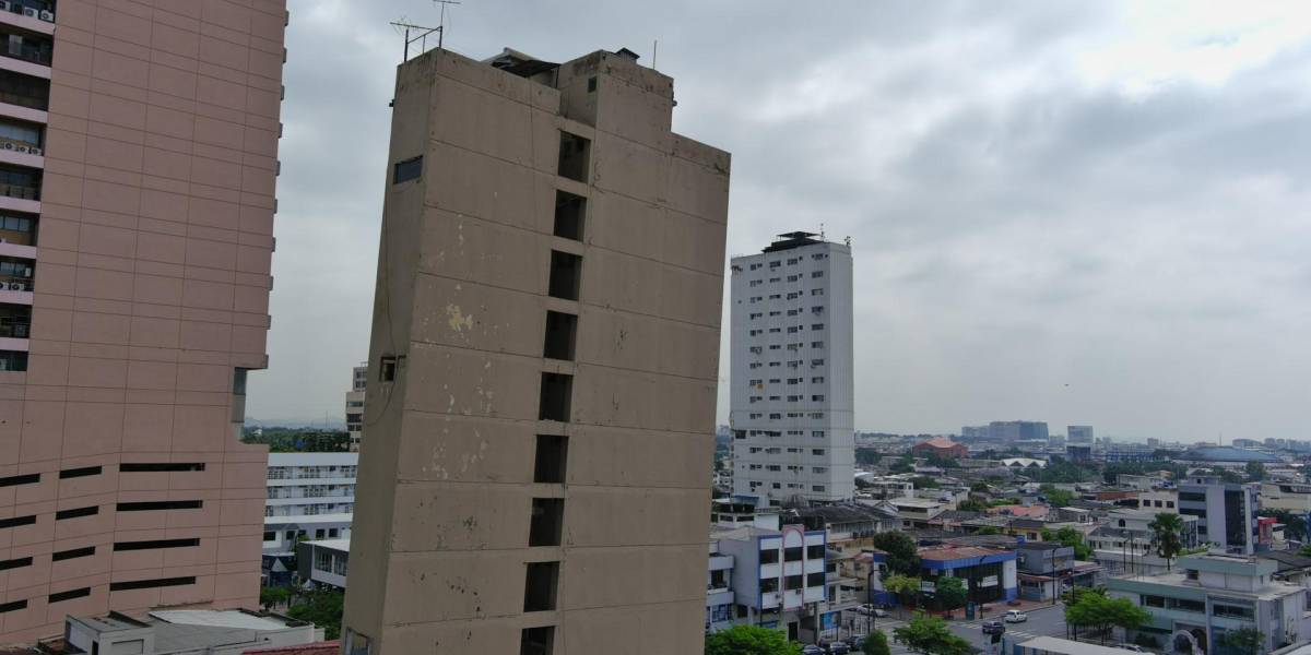 El edificio Fantasía de Guayaquil tiene que ser declarado en estado de vetustez para ser demolido