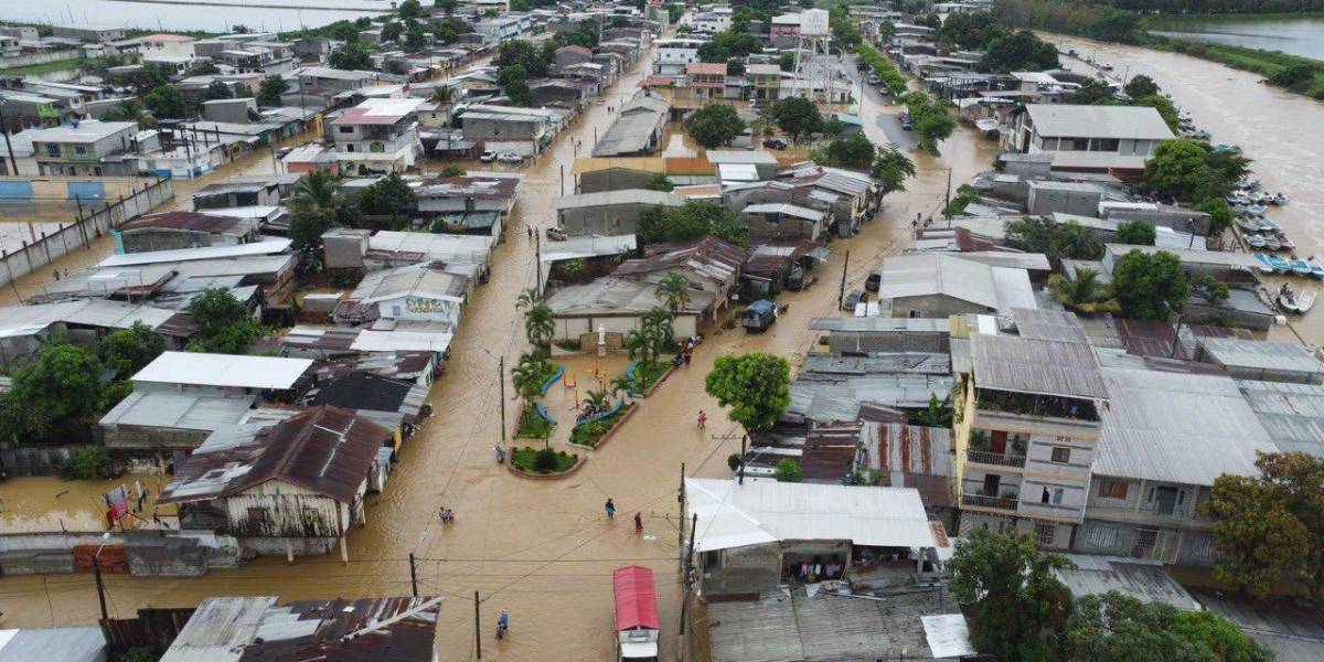 Los Ríos: lluvias causan graves estragos; al menos 130 familias viven en medio del agua