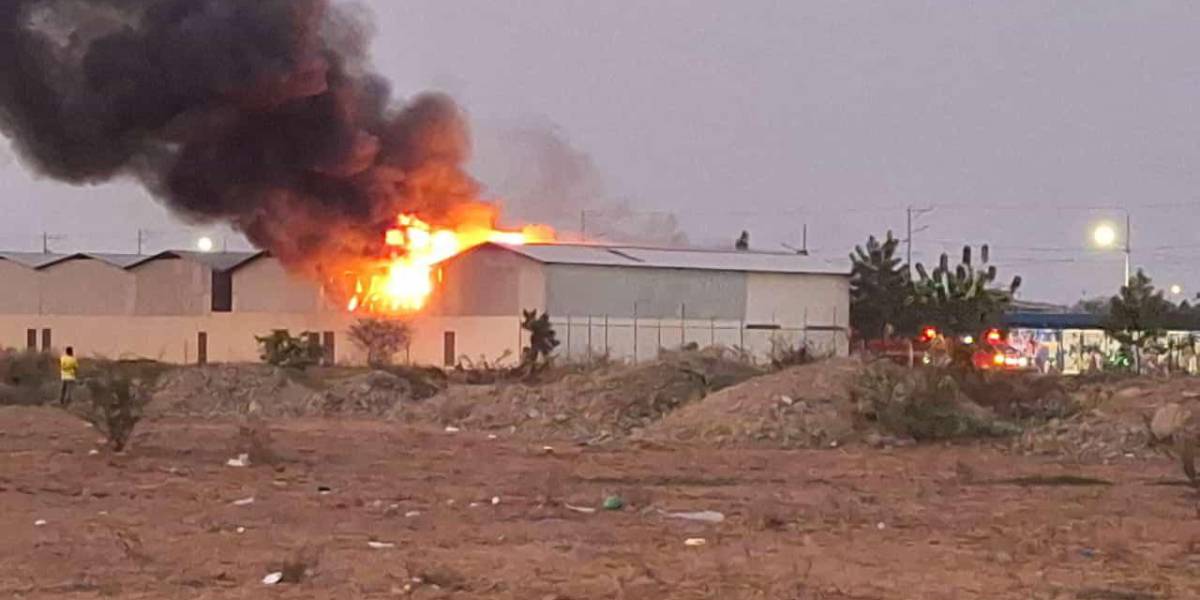 Bomberos atienden un incendio estructural en unas bodegas de Samborondón