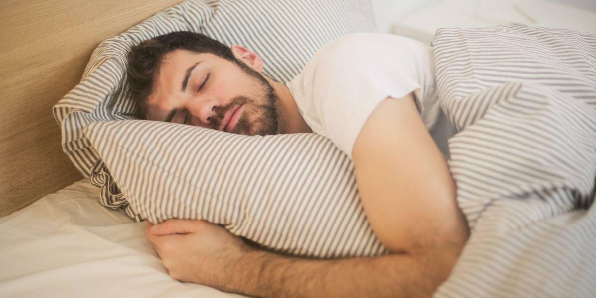 Así puedes dormir toda la noche sin despertarte en la madrugada, según expertos