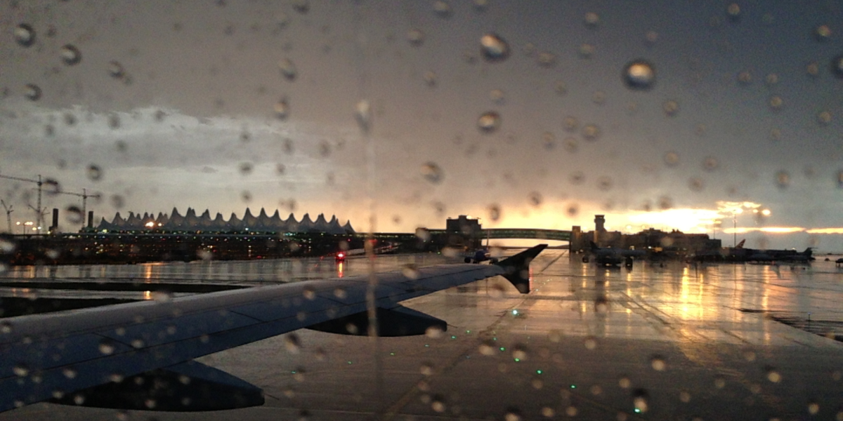 Foto referencial de un avión en una temporada de lluvia