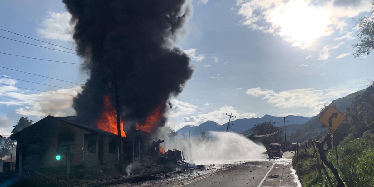 5 muertos tras impacto de vehículo pesado contra una casa en Cañar