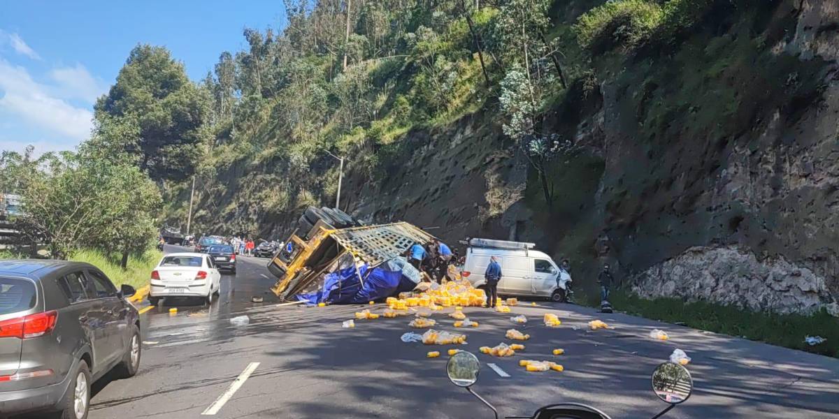 Quito: gente se sustrajo botellas de jugo de naranja y agua de tráiler volcado en la av. Simón Bolívar