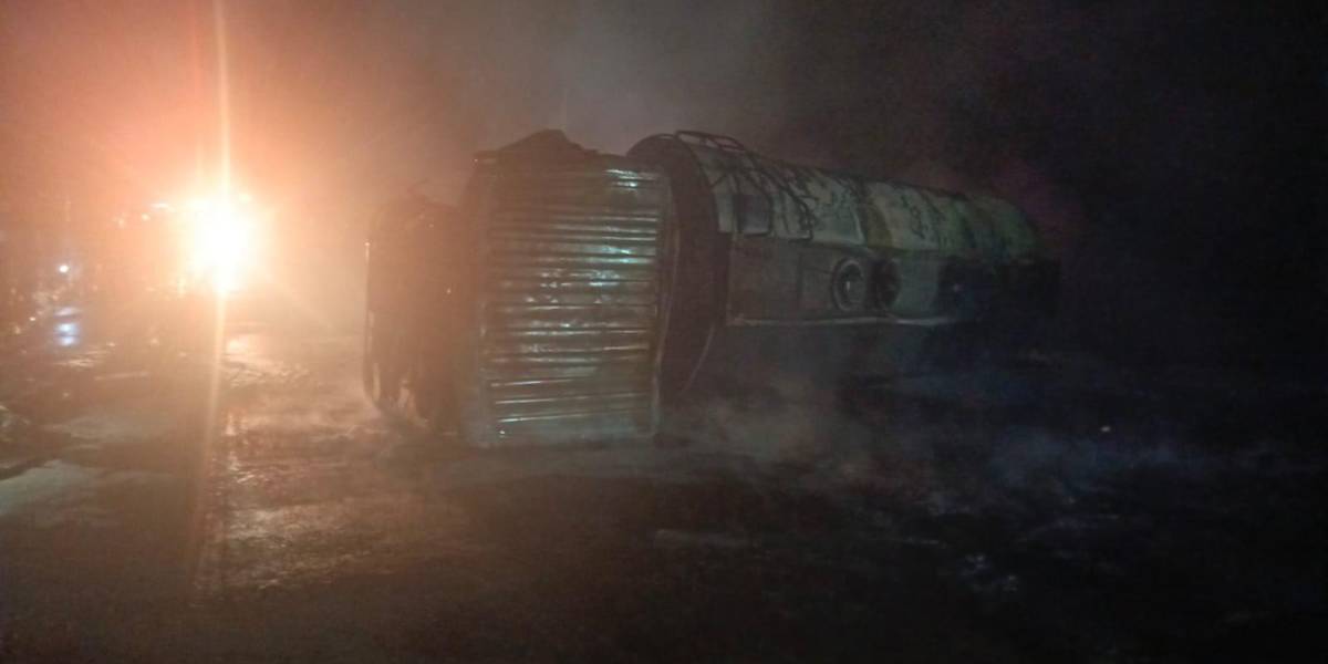 Un tanquero con combustible se volcó e incendió en una vía de Manabí