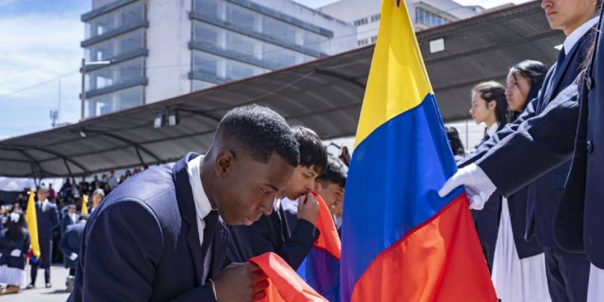 Un perro protagonizó el acto cívico del juramento a la bandera en un colegio