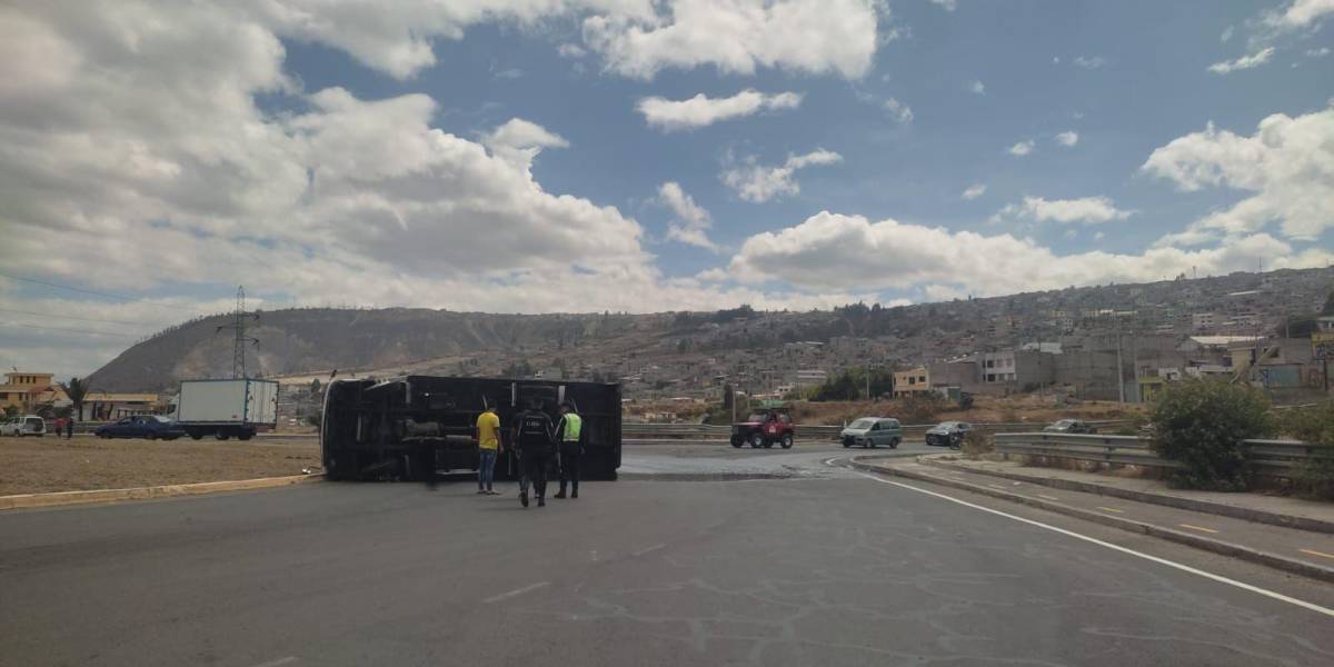 Un camión se volcó en la av. Simón Bolívar, a la altura de la entrada a San José de Morán