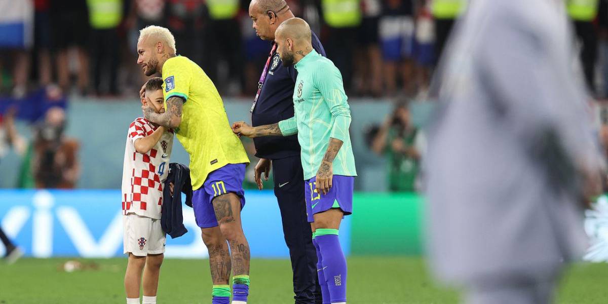 Neymar y el tierno abrazo de consuelo por parte del hijo de Perisic tras la eliminación de Brasil