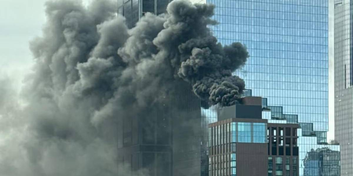 El incendio en un rascacielos de Manhattan cubre de humo la ciudad