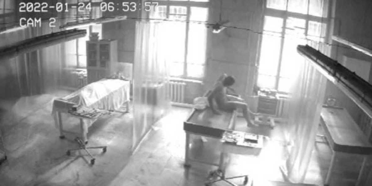 Impactante video muestra a un hombre muerto levantarse de una camilla en la morgue