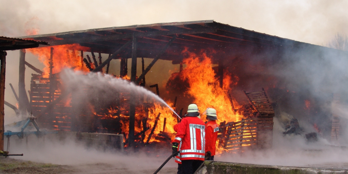 Inglaterra: Incendio causó la muerte de tres niños y una mujer