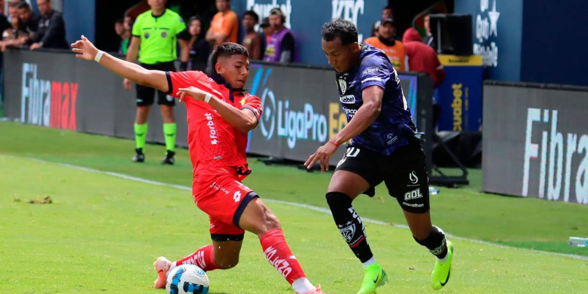 Jugadores de ambos clubes disputando el balón.