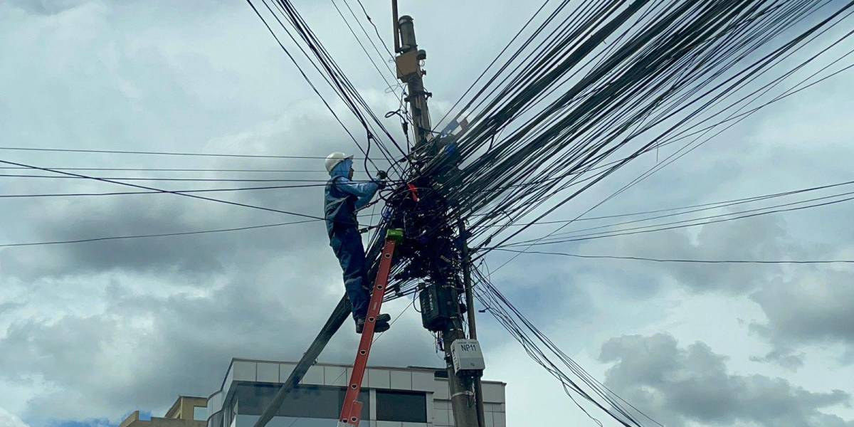 El Municipio de Quito tardó tres meses en rehabilitar la avenida Mariana de Jesús y no soterró los cables de los postes