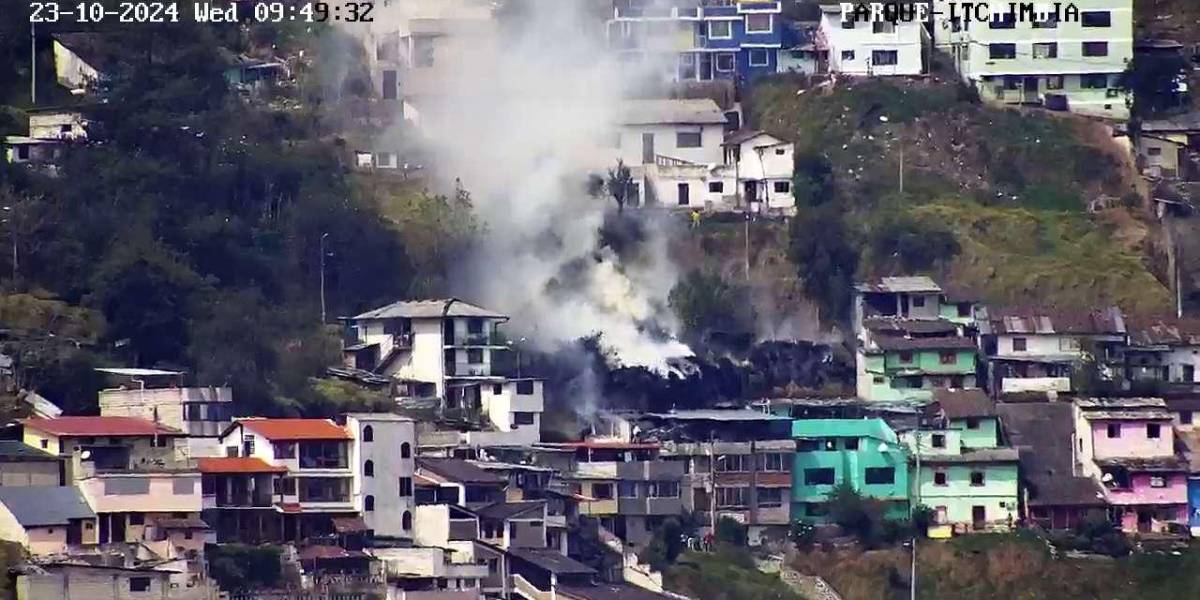 Quito | Incendio estructural y forestal en El Panecillo desprende una columna de humo que se divisa a lo lejos