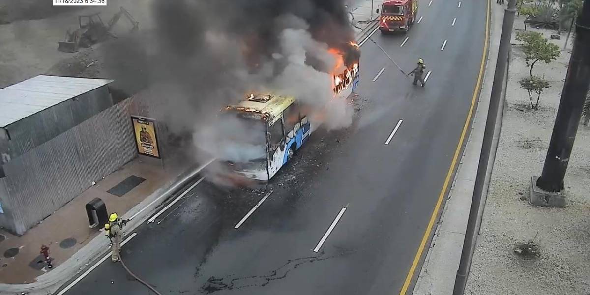 Guayaquil: un bus de transporte público se incendió en el norte