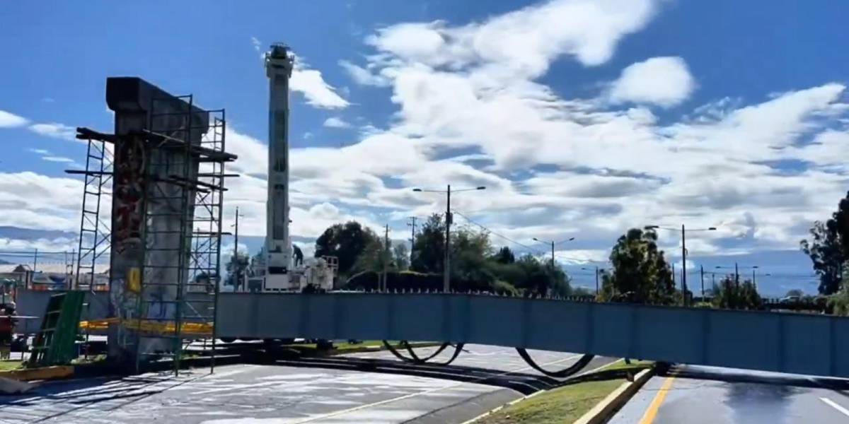 Los trabajos continúan para la colocación de un paso elevado en el Puente 8, en la Autopista General Rumiñahui