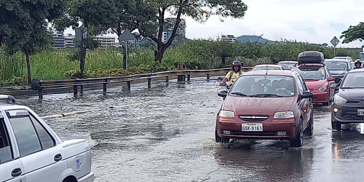 La intensa lluvia que cayó en Guayaquil, Samborondón y Durán aún causa estragos este martes, 4 de abril