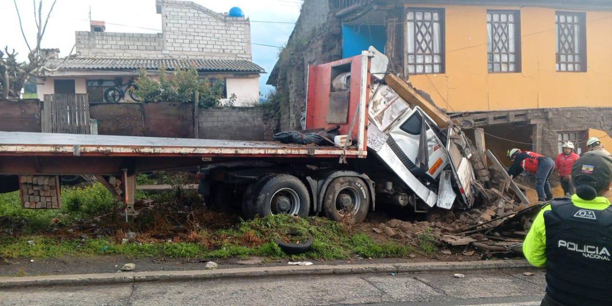 Dos personas fallecieron tras el choque de un tráiler con una vivienda en la vía Alóag-Santo Domingo