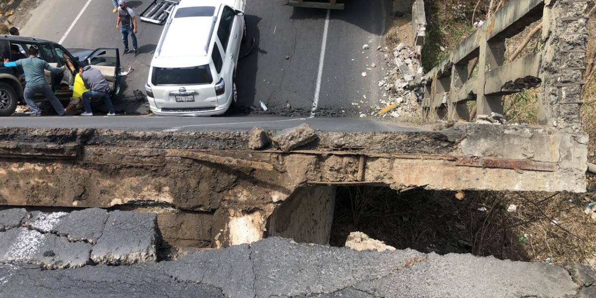 Manabí: vía Montecristi-Jipijapa cerrada por colapso del puente sobre el estero Quimis