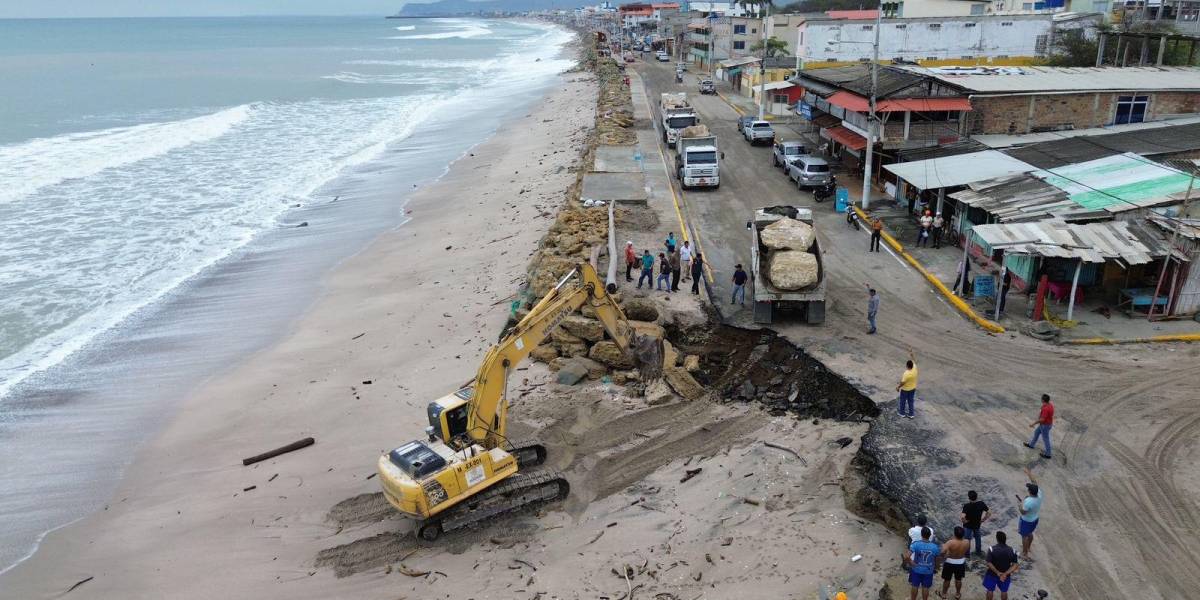 Manabí: Prefectura coloca piedras para proteger malecón de Crucita tras el oleaje