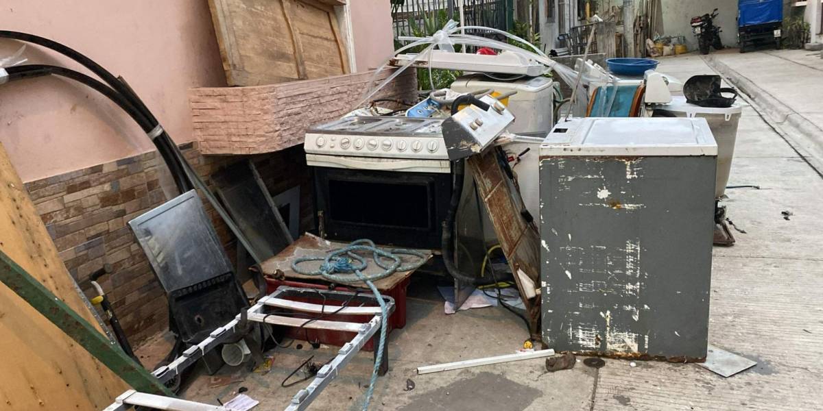 Una decena de sujetos robó electrodomésticos e hizo detonar un explosivo en una casa del norte de Guayaquil