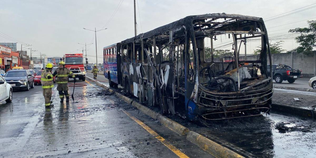 Un bus de la Metrovía se incendió en la vía a Daule sin dejar heridos