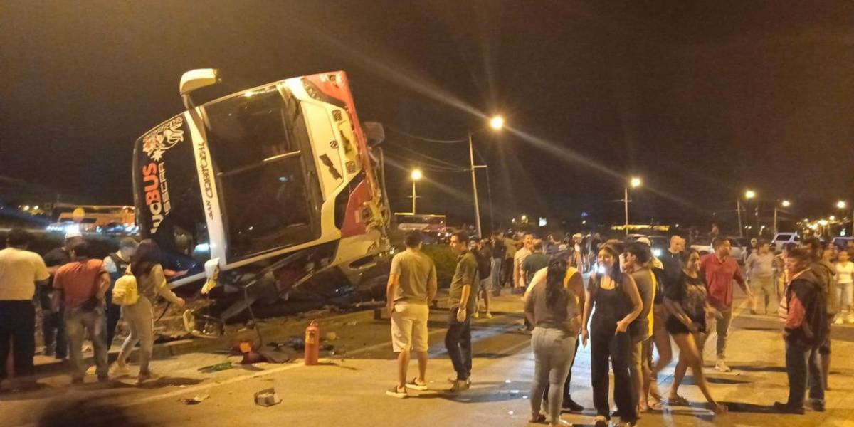 Un bus se volcó en Manabí y dejó un muerto y 19 heridos