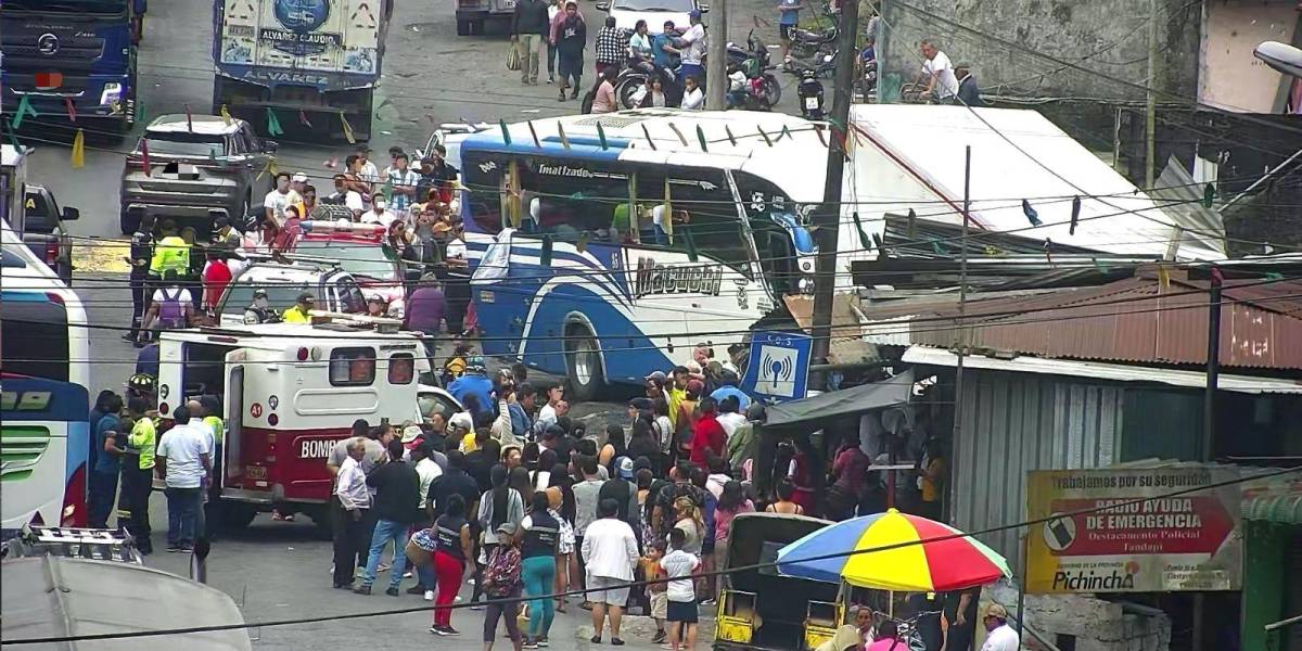 Un bus y un camión se chocaron en la vía Alóag-Santo Domingo