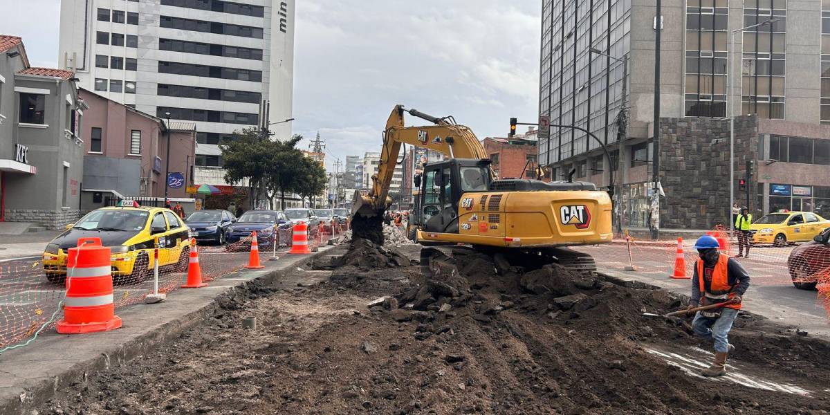 Quito | Un pesado tráfico vehicular se reporta en el cruce de las avenidas Orellana y Colón con la 6 de Diciembre por trabajos de hormigonado